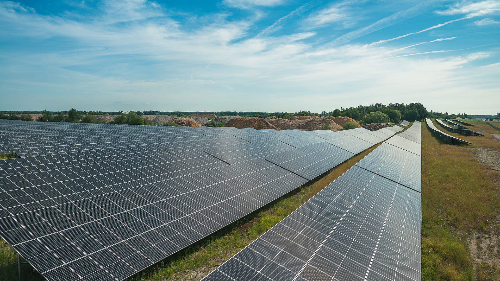 Solceller i solcellsparken vid Gärstad