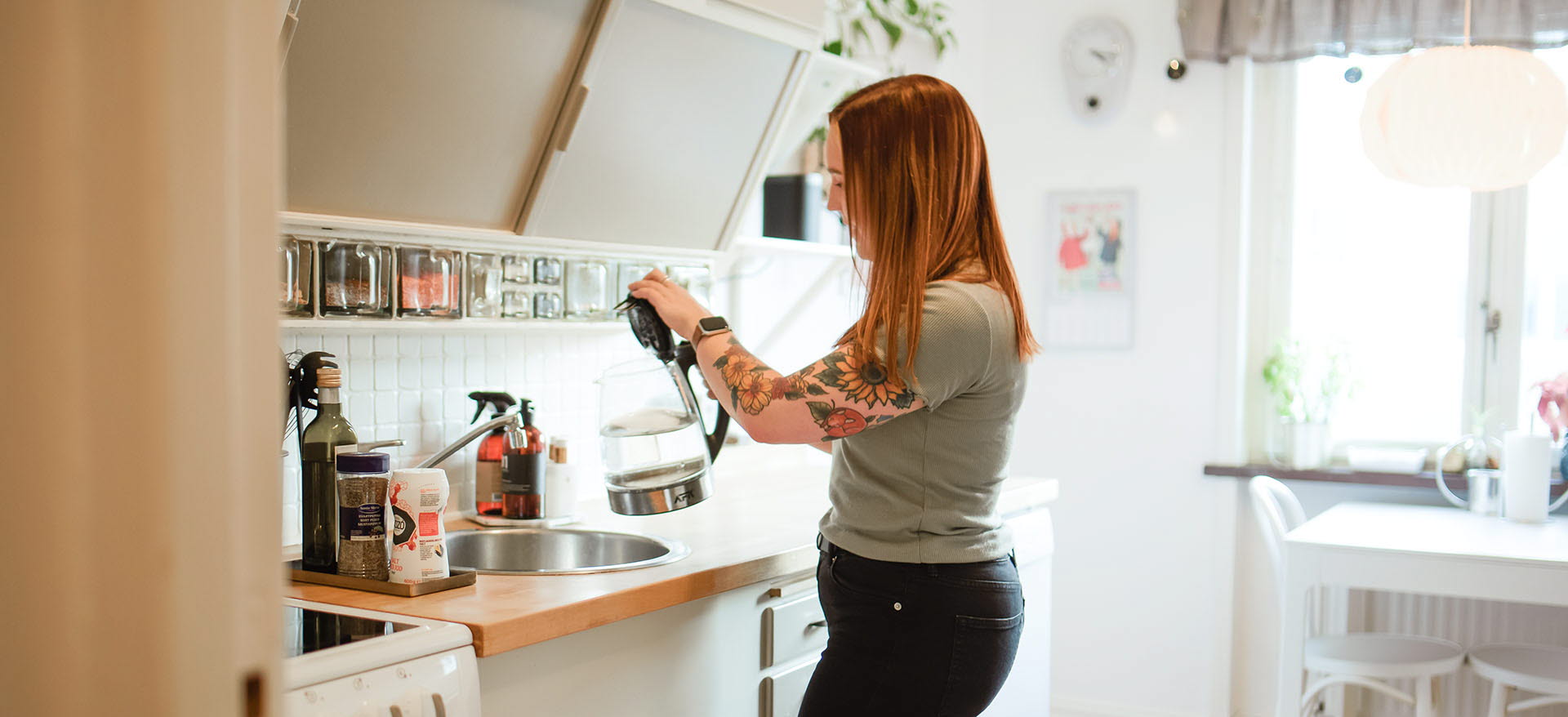 Kund häller upp vatten i kaffekanna