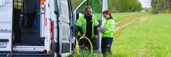 Montör arbetar med fiber på landsbygden