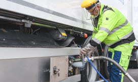 Chaufför tankar lastbil med flytande biogas
