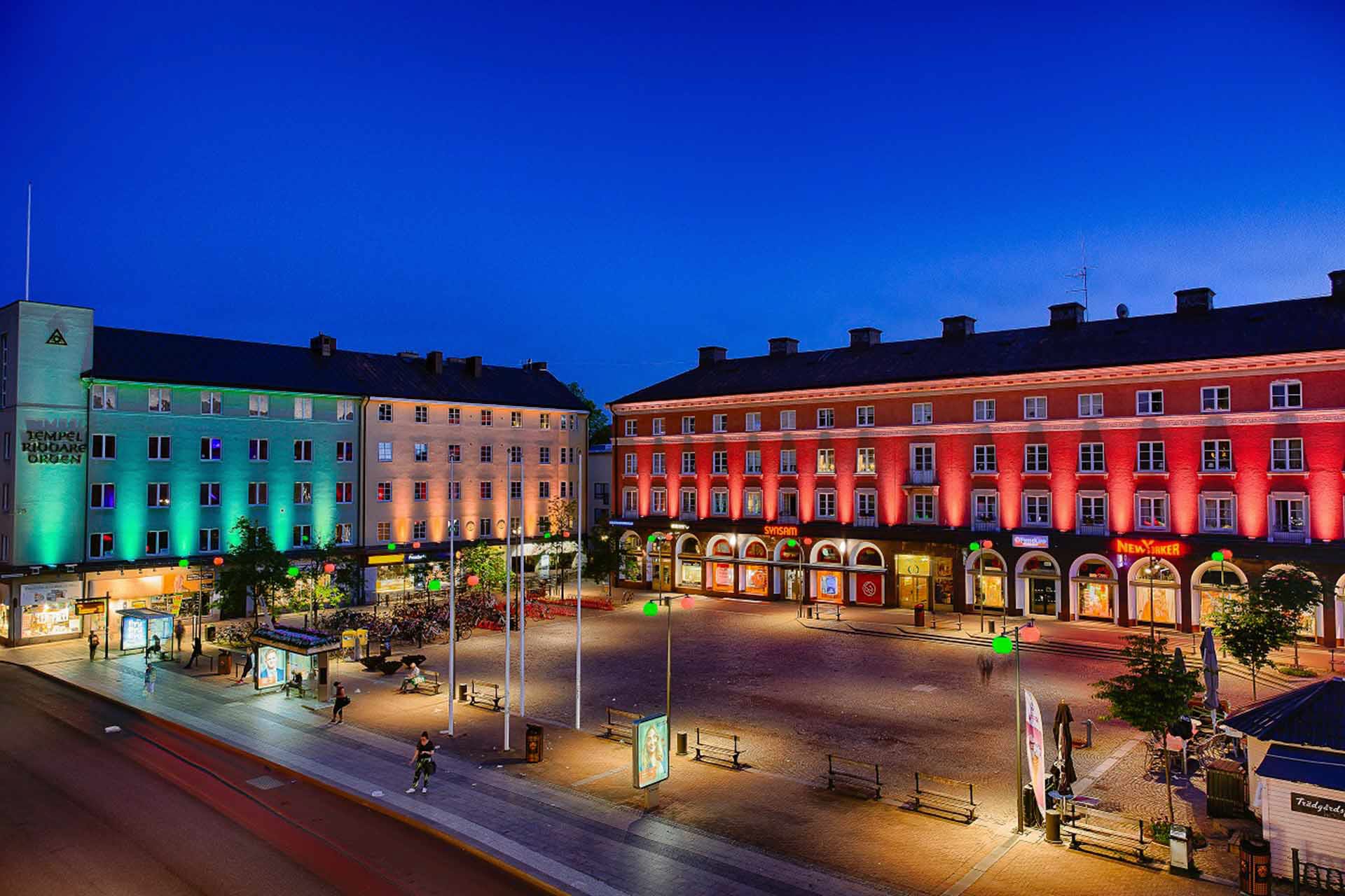 Trädgårdstorget upplyst med RGB-belysning. 