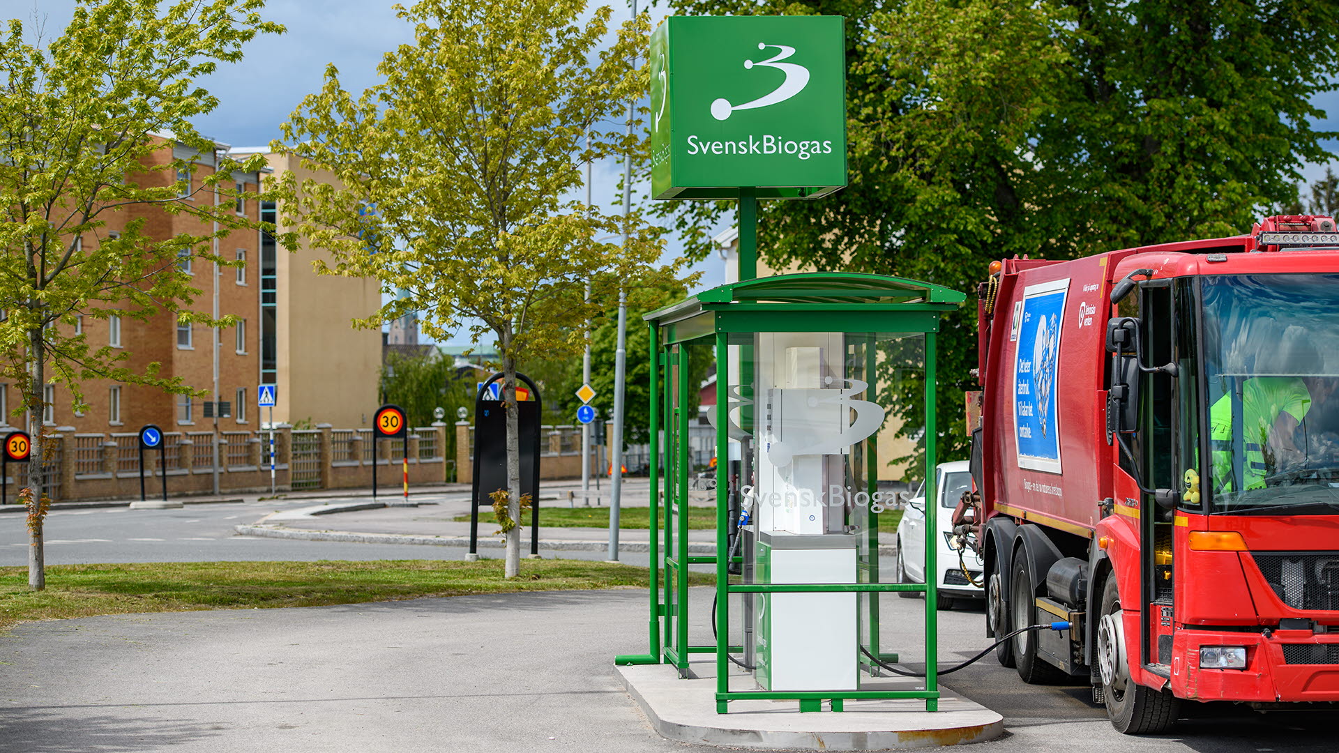 En sopbil tankar på biogasmacken i Tannefors
