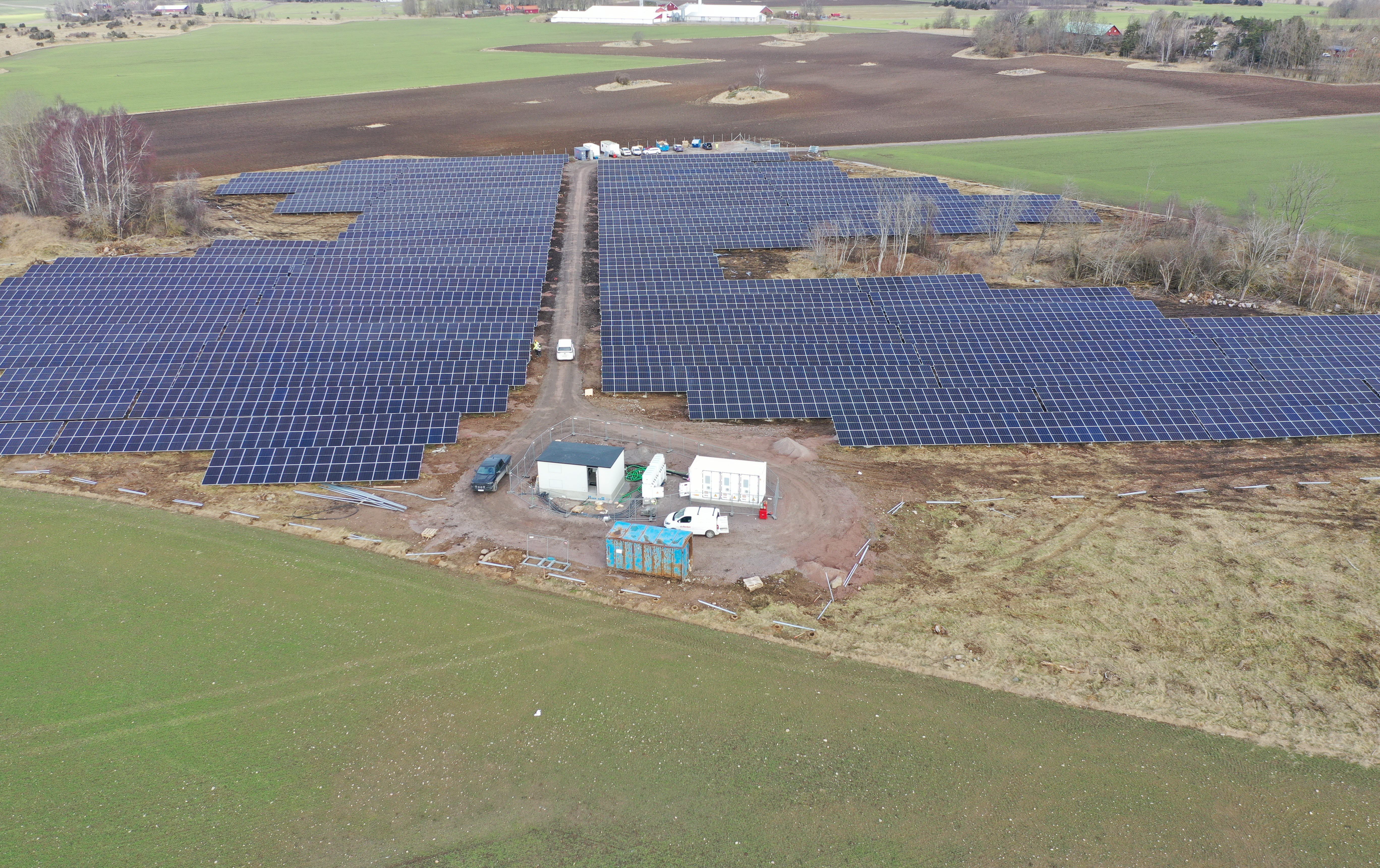 Skorteby solcellspark på ett gärde
