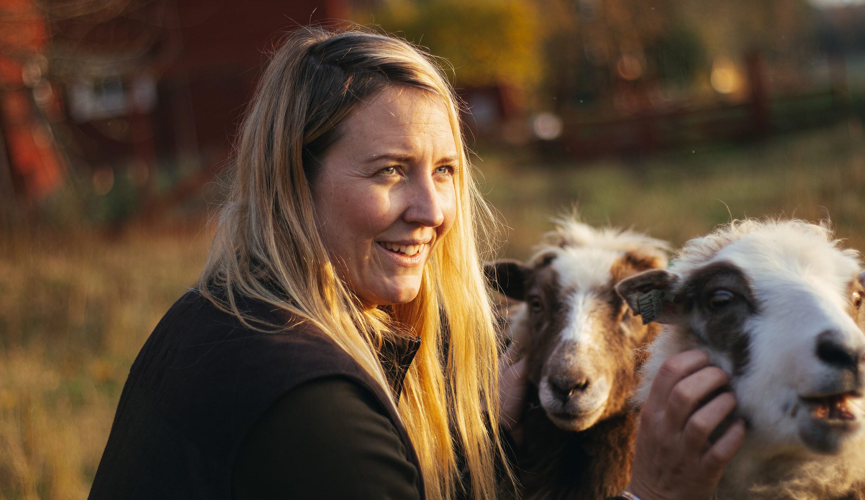 Månskensbonde Emelie klappar sina får