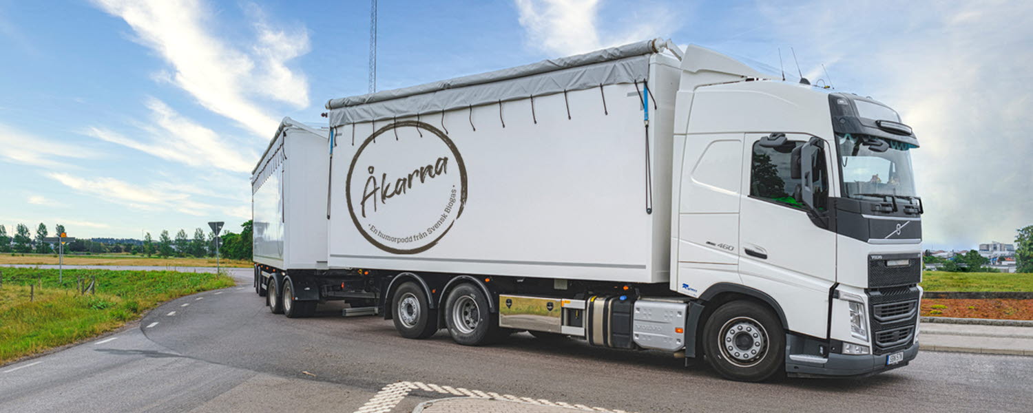 Lastbil med logotypen för podcasten Åkarna
