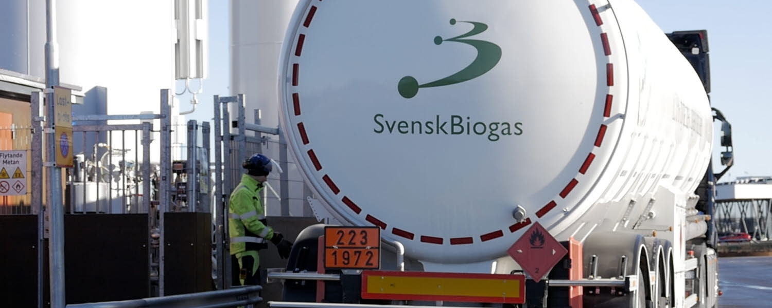 En vit tankbil som tankar flytande biogas