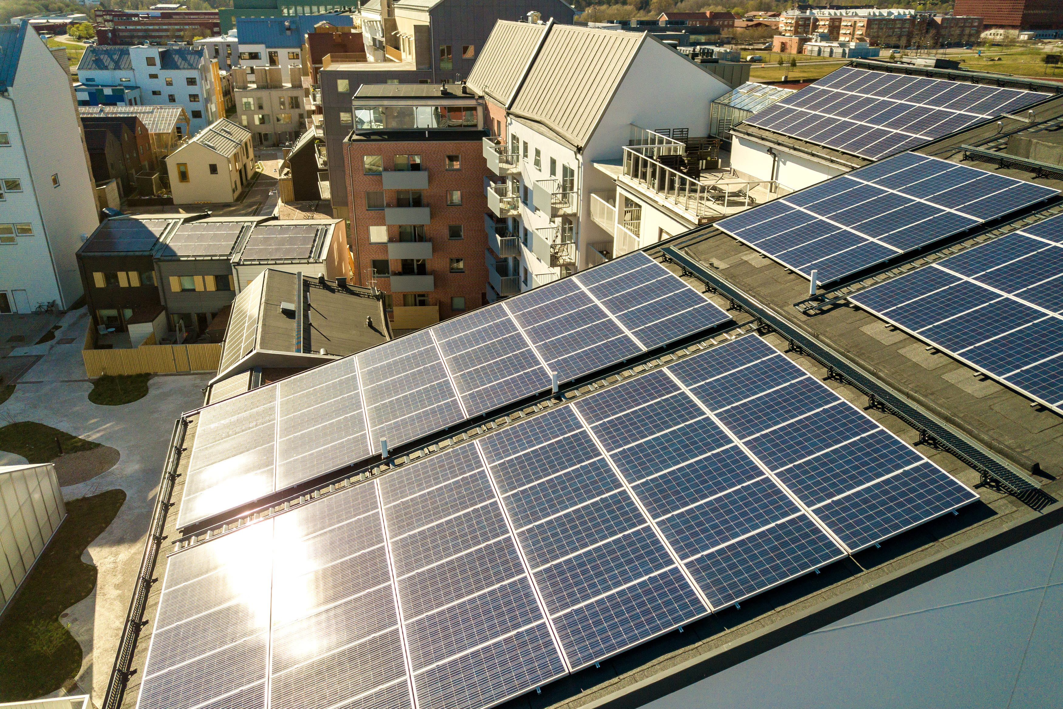 Solceller på ett hustak (foto)