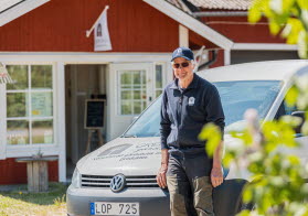 Ola schwartz poserar bredvid sin biogasbil framför gårdsbutiken på grepstad gård