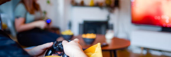 En man och en kvinna spelar tv-spel