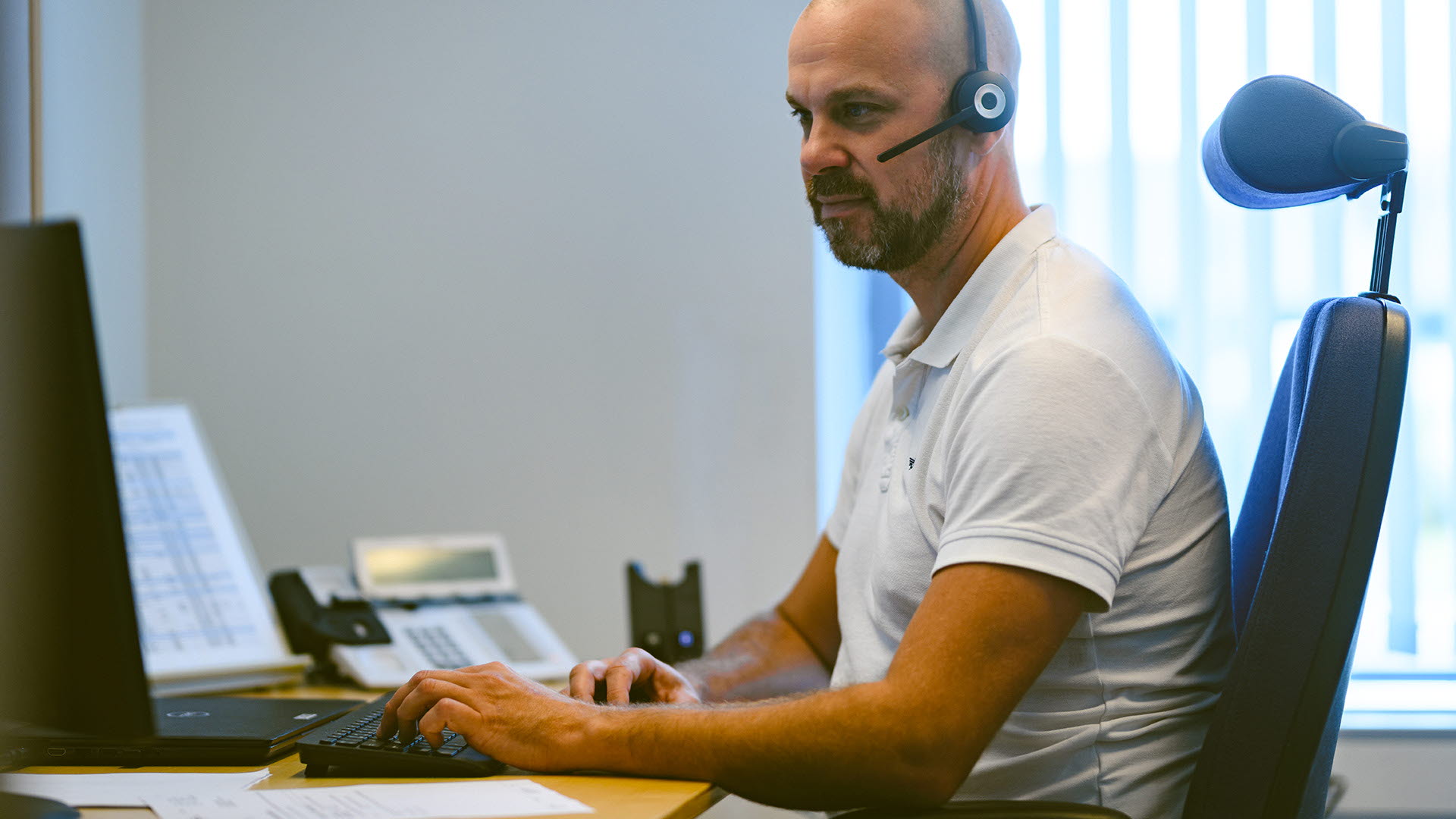 Personal på kundservice svarar kund i telefon